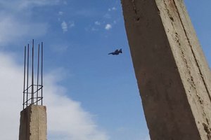 Neatpažinti karo lėktuvai sudavė smūgių Sirijos rytuose
