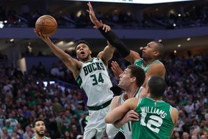 Dramatišką „Bucks“ pergalę prieš „Celtics“ lėmė Giannio Antetokounmpo siautulys ir laiminga pabaiga