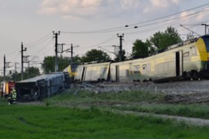 Austrijoje per traukinio avariją žuvo žmogus, keliolika sužeista