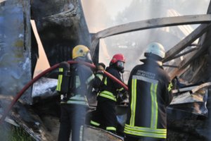 Ukmergėje didelis gaisras – liepsnos siaubia medžio apdirbimo įmonę