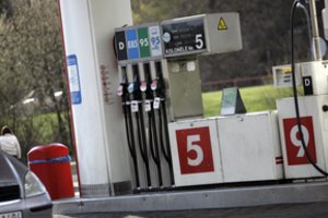 Per savaitę Baltijos šalyse pabrango benzinas: Estijoje jau perkopta 2 eurų riba
