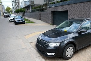 Nauji standartai Vilniuje: įrengė mokamas stovėjimo zonas, bet pagailėjo parkomatų – automobiliai geltonuoja nuo baudų