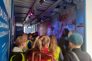Vietoje mokyklos suolo – pamoka jūriniuose konteineriuose įrengtame muziejuje