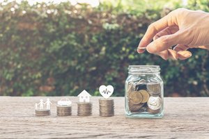 Lietuviai santaupas brangesniems pirkiniams atsideda vangiai: finansų ekspertai įvardijo, kokios galimos to pasekmės