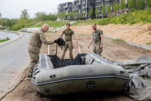 NATO karių valtys narstė Nerį: siekia prisidėti prie švaresnių Lietuvos upių
