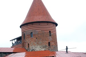Subjuręs oras nesutrukdė įspūdingiems oro akrobatės triukams virš Kauno pilies