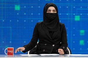 Afganistano televizijos laidų vedėjos pasirodė eteryje uždengtais veidais