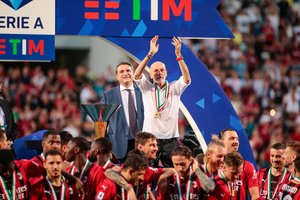 Po istorinės pergalės – vagytė: „AC Milan“ treneriui aukso medalis buvo tiesiog nuplėštas nuo kaklo
