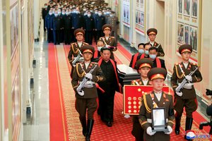 Šiaurės Korėjai susiduriant su COVID-19 banga, šalies lyderis generolo laidotuvėse nedėvėjo kaukės