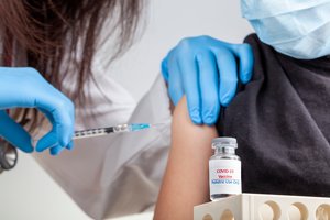 „Pfizer“ skelbia, kad jos COVID-19 vakcina veiksminga vaikams iki penkerių metų 