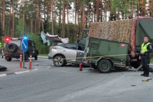Prie Nemenčinės susidūrė karinis sunkvežimis ir visureigis: „Nissan Qashqai“ vairuotojo ir keleivio būklė – kritinė