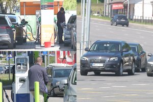 Benzinas ir vėl brangesnis nei dyzelinas: kiek ilgai dar laikysis šios tendencijos ir kaip tai koreguoja lietuvių keliones