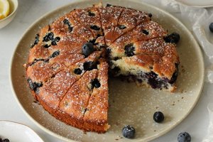 Paprastas pyragas su kefyru ir uogomis – minkštas ir purus