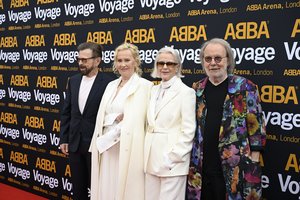 Londone vykusioje koncertinio šou premjeroje pasirodė visi keturi grupės „ABBA“ nariai
