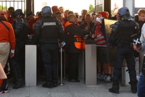 Chaosas Čempionų lygos finale – į stadioną neįleidžiami „Liverpool“ fanai skundžiasi ašarinių dujų apipurškimu