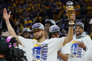Ketvirtojo NBA čempionų titulo sieksiantis S. Curry šlovino varžovus: „Ši komanda neturi silpnybių“