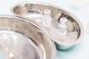 Lietuva vienos COVID-19 vakcinos jau nebeturi, kitos galiojimas – „rizikoje“: ieško, kam atiduoti perteklių