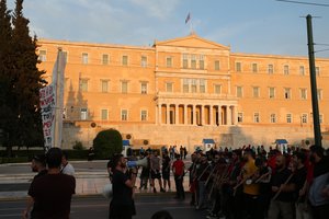 Prie Graikijos parlamento sulaikytas šautuvu ginkluotas asmuo, žmonės nenukentėjo