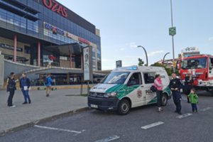 Sujudimas Vilniaus prekybos centre „Ozas“: gavus pranešimą apie sprogmenį, buvo evakuoti žmonės