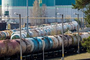 Įvertino rusiškos naftos embargo poveikį ir išvardijo šalis, kurios puls kurti apėjimo schemų