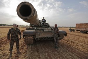 Aktyvistai: civiliai bėga Turkijai bombarduojant kurdų teritorijas Sirijoje