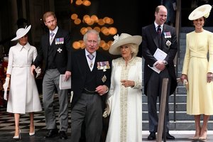 Iškilmingos pamaldos – be Elizabeth II: dėmesį traukė seniai viešumoje matyti princas Harry su Meghan Markle