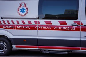 Vilniuje pareigūnas paspirtuku trenkėsi į važiuojantį automobilį – jis paguldytas į ligoninę