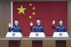 Kinija išsiuntė tris astronautus, kad šie baigtų statyti kosminę stotį