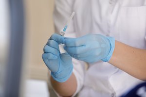 Nutrauktas ikiteisminis tyrimas dėl skiepijimo COVID-19 vakcina Žalgirio klinikoje