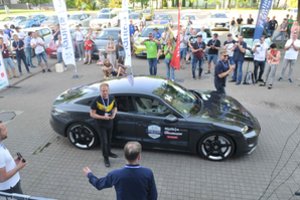 Elektromobilių varžybų „Ignitis ON: pažink Lietuvą“ dalyviai 