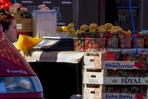 Sezoninių daržovių, vaisių ir uogų prekiautojai sulauks inspektorių dėmesio