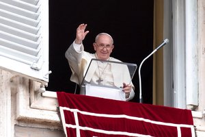 Popiežius atideda vizitą į Afriką dėl kelio problemos