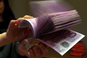 Sukčius apgavo 96 metų pensininkę: patikėjusi pasaka apie padirbtus pinigus, senolė neteko 20 000 eurų