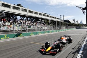 „Ferrari“ fiasko Baku pasinaudojo „Red Bull“ lenktynininkai
