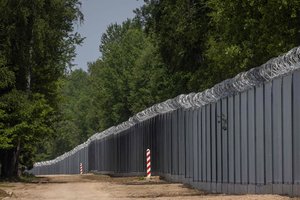 Lenkija pasienyje su Baltarusija pastatė 140 kilometrų ilgio tvorą