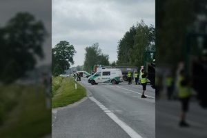 Avarija greta Klaipėdos: susidūrė sunkvežimis ir mikroautobusas su keleiviais, yra sužeistų