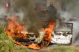 Automobilyje prie Kauno sudegė 40-metis baltarusis: kraupios žūties paslaptis dar neįminta, bet iškalbingos detalės aiškėja