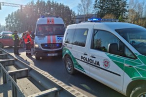 Greta Vilniaus susidūrė sunkvežimis ir lengvasis automobilis – yra nukentėjusių