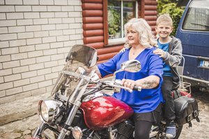 Motociklu važinėjanti tikybos mokytoja tapo globėja: pirmaisiais metais buvo visko