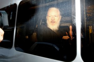 Jungtinės Karalystės vyriausybė patvirtino JAV prašymą išduoti J. Assange'ą
