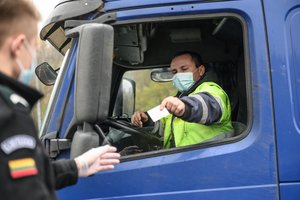 Lietuvos vežėjai tikina pajutę užsidariusio tranzito kelio per Baltarusiją poveikį: prailgo atstumai, pabrango krovinių gabenimo kainos