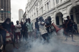 Šri Lankoje kariuomenė pradėjo šaudyti į protestuotojus