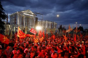 Dešimtys tūkstančių protestuotojų Šiaurės Makedonijoje reikalavo pirmalaikių rinkimų