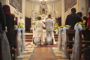 Per vestuves visus pribloškė svečio akibrokštas bažnyčioje – atsisuko net jaunieji