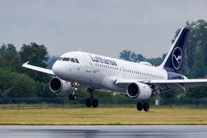 Dėl darbuotojų trūkumo „Lufthansa“ atšaukia 3 000 skrydžių