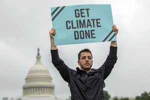 Klimato aktyvistai smerkia ES sutarties dėl iškastinio kuro pakeitimus