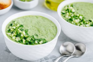 Šalta agurkų sriuba su avokadais ir dar du receptai, kurie puikiai tiks karštą vasaros dieną