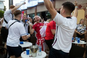 Neįprasta Ispanijos kurorto kova su „girtuoklių turizmu“: draudžia vilkėti futbolo marškinėlius