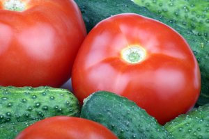Niekada nelaikykite agurkų šalia pomidorų – paaiškino, kodėl