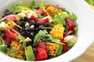 Vasariškos salotos su kukurūzais: paprasta, gardu, sveika ir sotu